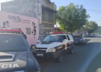 Polícia Civil de Piracicaba apreende documentos, celulares e cartões durante a operação Casa de Areia contra golpes imobiliários.