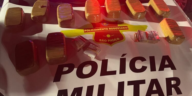 Policiamento Rodoviário prende boliviano transportando 10 kg de pasta base de cocaína escondidos em veículo na Rodovia Anhanguera, em Nova Odessa (SP).