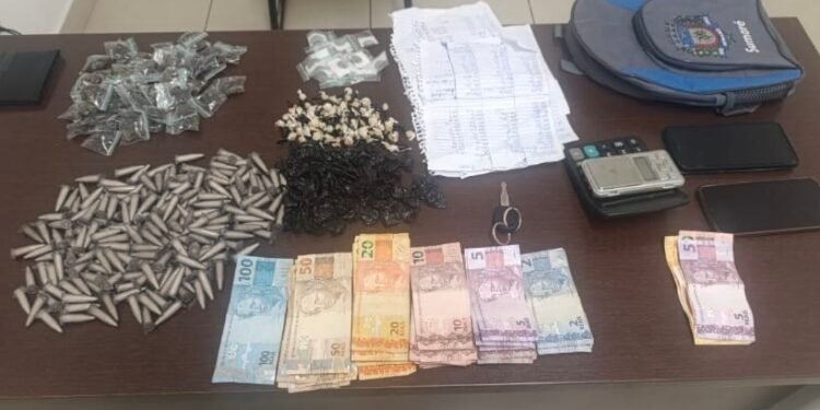 Polícia Militar apreende drogas, dinheiro e veículo furtado após prender casal por tráfico em Sumaré (SP).