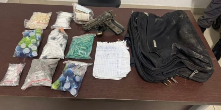 Policiais do Baep apreendem pistola calibre .380 após confronto com criminoso em Sumaré.