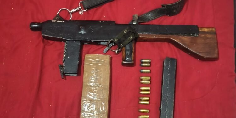 Metralhadora artesanal calibre 45, munições e tablete de maconha apreendidos pelo Baep em Sumaré e criminoso é baleado