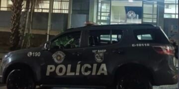 Viatura do 10º Baep estacionada em frente a uma delegacia, após ocorrência em que homem morre após confronto armado com policiais em Sumaré (SP).