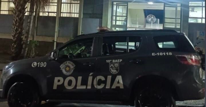 Viatura do 10º Baep estacionada em frente a uma delegacia, após ocorrência em que homem morre após confronto armado com policiais em Sumaré (SP).
