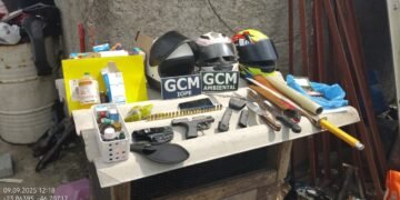 Arma de fogo, munições e peças de motocicletas apreendidas pela Guarda Civil Metropolitana em operação no bairro Parelheiros, São Paulo.