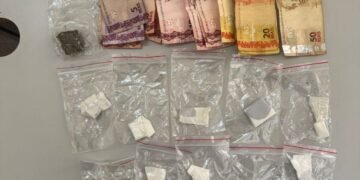 Polícia Militar prende homem suspeito de tráfico de drogas em Catanduva com porções de maconha tipo “ice”.