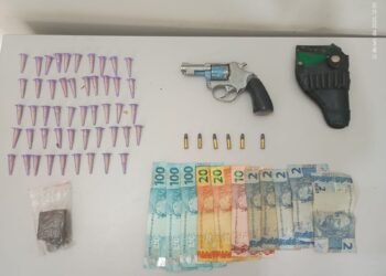 Materiais apreendidos pela Polícia Militar em Itajobi durante ação por tráfico de drogas e posse irregular de arma, incluindo porções de drogas, revólver, munições e dinheiro.