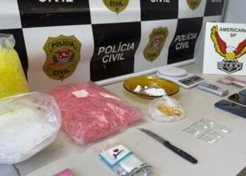Polícia Civil durante a operação São Jerônimo em Americana, onde drogas e celulares foram apreendidos em uma investigação contra o disque drogas.