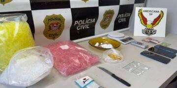 Polícia Civil durante a operação São Jerônimo em Americana, onde drogas e celulares foram apreendidos em uma investigação contra o disque drogas.