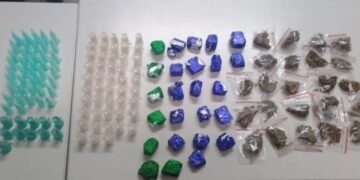 Drogas embaladas em porções e dinheiro apreendidos pela Guarda Civil Municipal durante ocorrência em que apreende adolescente em Santa Bárbara d’Oeste.