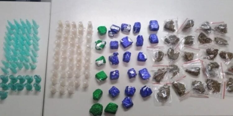 Drogas embaladas em porções e dinheiro apreendidos pela Guarda Civil Municipal durante ocorrência em que apreende adolescente em Santa Bárbara d’Oeste.