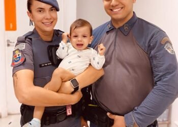 Polícia Militar salva bebê engasgado em Americana (SP) após manobra de Heimlich.