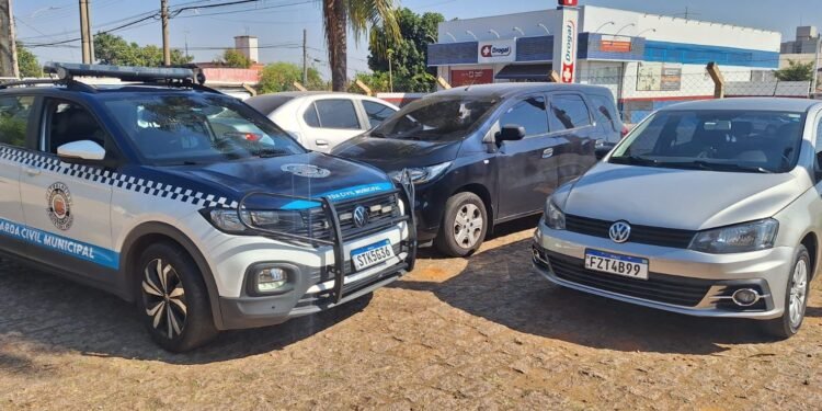 Guarda Municipal de Americana apreende carro furtado com placas clonadas após alerta da Muralha Digital na Avenida Bandeirantes.