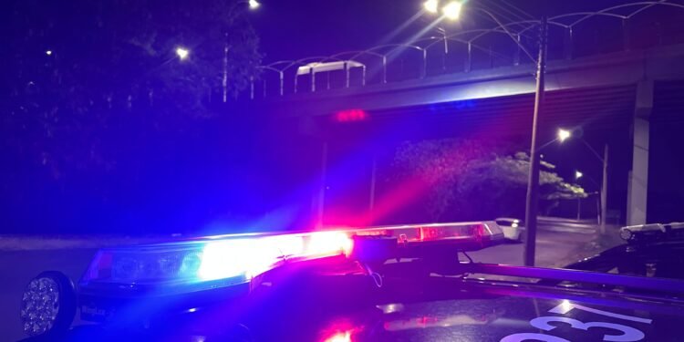 Viatura da ROMU com higth-light ligado em ocorrência de troca de tiros próximo ao Viaduto Amadeu Elias em Americana (SP)