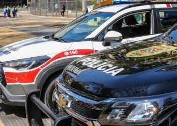 Policiais civis em operação para capturar suspeitos do assassinato de Ruy Ferraz Fontes em São Paulo.