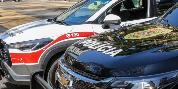 Policiais civis em operação para capturar suspeitos do assassinato de Ruy Ferraz Fontes em São Paulo.