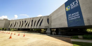 Ministros do STJ durante sessão que validou abordagem policial motivada pelo nervosismo de suspeito em Goiás.