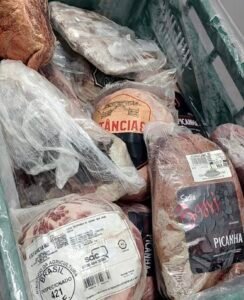 Carnes de primeira linha vencidas desde janeiro de 2025 apreendidas pela Vigilância Sanitária no açougue Rei Carnes, em Americana.
