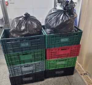 Sacos pretos com carnes e temperos sem identificação e rastreabilidade armazenados em caixas plásticas no açougue Rei Carnes, em Americana.
