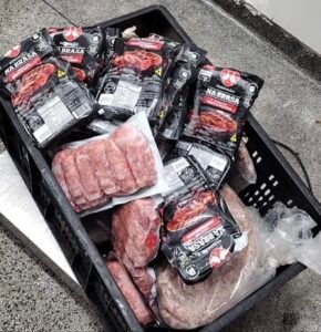 Embalagens de linguiças e carnes vencidas desde janeiro de 2025 apreendidas em fiscalização no açougue Rei Carnes, em Americana.