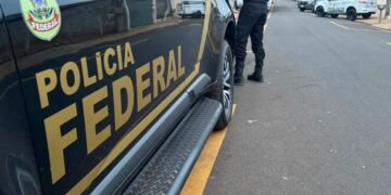 Agentes e viaturas da Polícia Federal durante cumprimento de mandados da Operação Ponte de Bordeaux em cidades do interior de São Paulo.