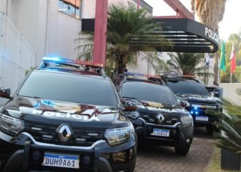 Novas viaturas da Polícia Civil posicionadas em frente a uma delegacia na região de Piracicaba.