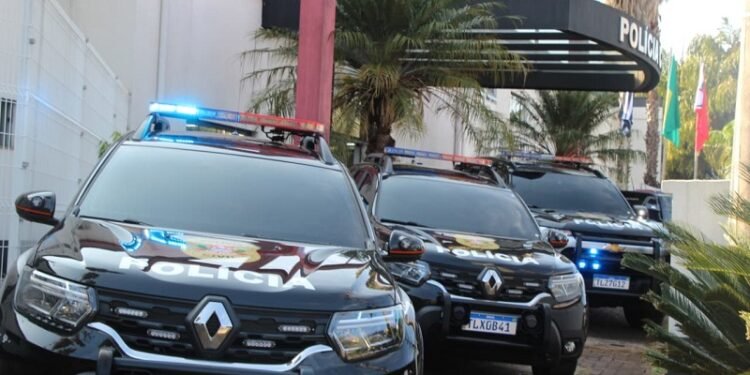 Novas viaturas da Polícia Civil posicionadas em frente a uma delegacia na região de Piracicaba.