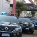 Novas viaturas da Polícia Civil posicionadas em frente a uma delegacia na região de Piracicaba.