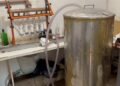 Fábrica clandestina de bebidas alcoólicas desarticulada pela Polícia Civil em Americana, interior de São Paulo.