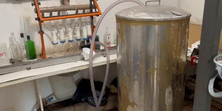 Fábrica clandestina de bebidas alcoólicas desarticulada pela Polícia Civil em Americana, interior de São Paulo.