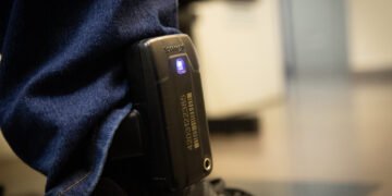 Monitoramento com tornozeleira sendo realizado por policiais no Centro de Operações da Polícia Militar em São Paulo.