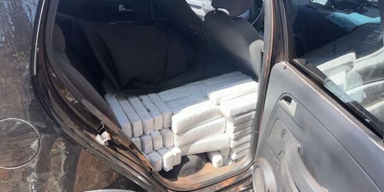 Apreensão de maconha em Icém: PRF encontra 470 kg da droga em veículo na BR-153.