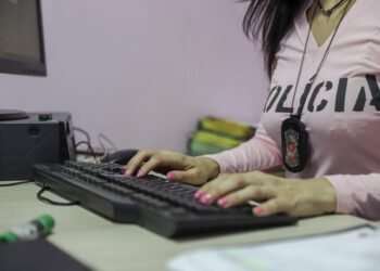 Políticas para mulheres: Mulher recebe atendimento social em programa de auxílio-aluguel para vítimas de violência doméstica em São Paulo.