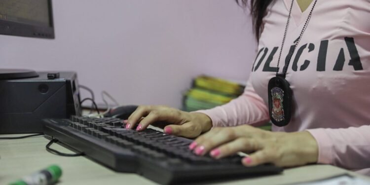 Políticas para mulheres: Mulher recebe atendimento social em programa de auxílio-aluguel para vítimas de violência doméstica em São Paulo.