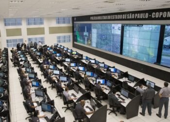 Agentes monitoram câmeras de segurança integradas ao programa Muralha em São Paulo.