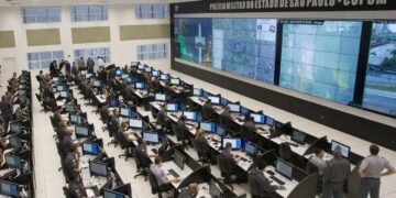 Agentes monitoram câmeras de segurança integradas ao programa Muralha em São Paulo.