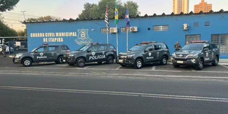 Policiais militares e promotores do Gaeco durante cumprimento de mandados na operação Olhos de Águia em Itapira, Mogi Guaçu e Holambra.