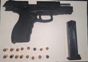 Pistola calibre .380, carregador e 16 munições apreendidas após ocorrência em Sumaré, onde homem morre após confronto armado com o Baep.