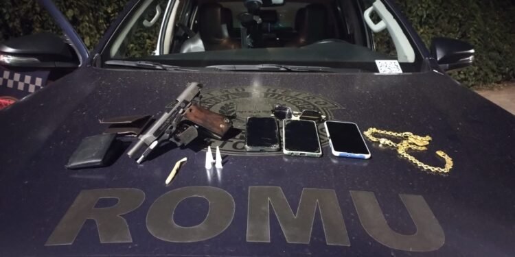 com pistola, drogas e objetos apreendidos pela Guarda Municipal durante operação Azul Marinho em Americana