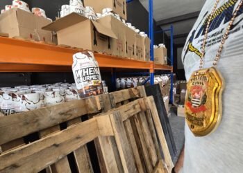 Polícia Civil apreende toneladas de suplementos adulterados em depósito da Vila Rehder, em Americana (SP).