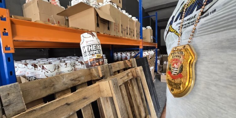 Polícia Civil apreende toneladas de suplementos adulterados em depósito da Vila Rehder, em Americana (SP).