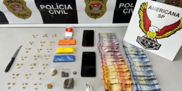 Materiais apreendidos pela Polícia Civil em operação contra tráfico de drogas em trailer de lanches em Santa Bárbara d’Oeste, incluindo drogas, dinheiro, celulares e utensílios.