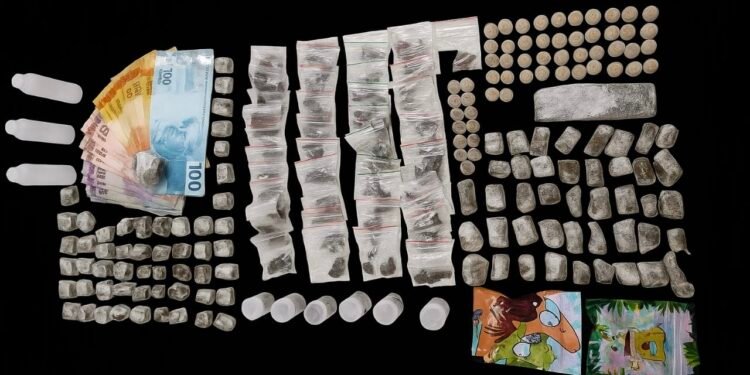 Homem é preso pela Guarda Civil Municipal próximo a escola estadual em Santa Bárbara d’Oeste com drogas e dinheiro apreendidos.