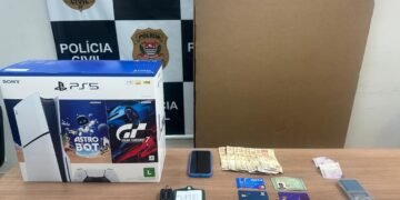 Polícia Civil apreende eletrônicos e prende suspeito de aplicar golpe do benzimento contra idosa em Americana.