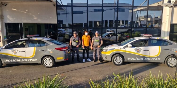 Policiais militares prestam socorro a criança de 2 anos em convulsão durante patrulhamento em Nova Odessa.