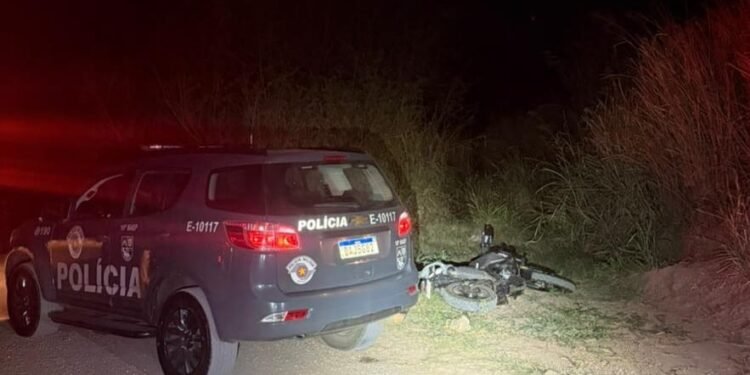 Dois criminosos morrem em confronto com o Baep após perseguição e troca de tiros em Rio Claro (SP).