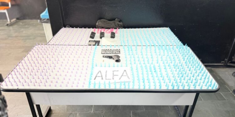 Agentes da Guarda Municipal de Campinas apreendem arma de fogo, cocaína e crack em galpão abandonado na Rua Ferreira Penteado, no Centro da cidade.