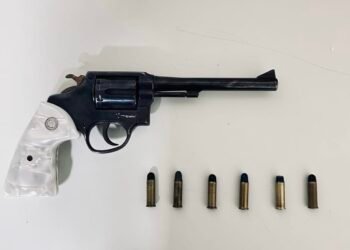 Polícia Militar prende homem por posse ilegal de arma de fogo de uso restrito e calúnia em Rio das Pedras