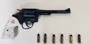 Polícia Militar prende homem por posse ilegal de arma de fogo de uso restrito e calúnia em Rio das Pedras