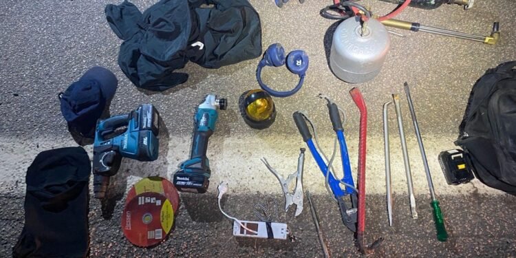 Polícia Militar Rodoviária recupera veículo roubado e apreende materiais usados em crimes na Rodovia Santos Dumont em Indaiatuba.