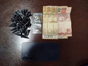 Objetos apreendidos pela Guarda Municipal em ocorrência que resultou na apreensão de adolescente por tráfico de drogas no Parque Zabani.